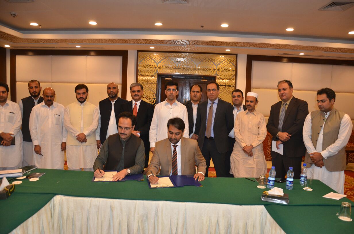 M. Suleman Awan, GM, Digital Services, PTCL, and Syed Ishtiaq Hussain, Chief Planning Officer, ST&IT, Govt of KP, are signing the agreement. Shahram Khan Tarakai, Senior Minister for IT and Health, Khyber Pakhtunkhwa, Dawood Khan, Secretary Science, Technology & IT, Govt of KP, Adil Rashid, Chief Digital Services Officer, PTCL, and other senior officials from PTCL and the Ministry of Science and Technology, KP are also present on the occasion.